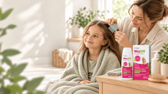 Eine Mutter kämmt ihrer Tochter die Haare mit einem engzinkigen Läusekamm; daneben steht das Läuseshampoo von Activlab Pharma.